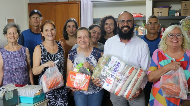Cáritas entregam cestas básicas a famílias cadastradas no programa