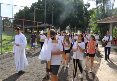 50 crismandos participam da celebração da Via Lucis no Colégio Salesiano
