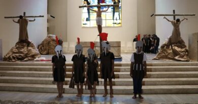 Alunos do Colégio Salesiano encantam com encenação da Paixão e Ressurreição de Cristo Alunos do Colégio Salesiano encantam com encenação da Paixão e Ressurreição de Cristo