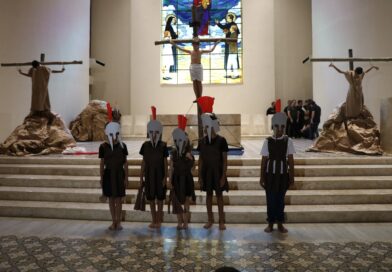 Alunos do Colégio Salesiano encantam com encenação da Paixão e Ressurreição de Cristo