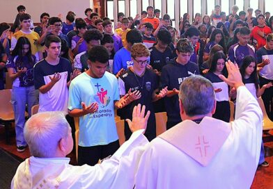 Salesianos abençoam alunos do terceiro ano com óleo perfumado e oração de envio Salesianos abençoam alunos do terceiro ano com óleo perfumado e oração de envio