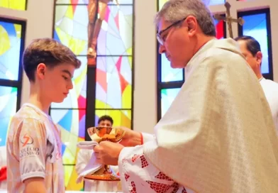 Estudantes do Colégio Dom Luiz Lasagna recebem a Primeira Eucaristia em Araçatuba