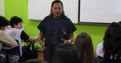 Professora acerta tema da redação do Enem 2025 e impulsiona notas acima de 900