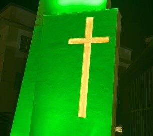 Campanário do Colégio Salesiano se ilumina de verde e amplia campanha pela segurança no trabalho em Araçatuba