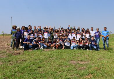 Dia da Árvore: alunos do Colégio Salesiano plantam 41 mudas no UniSALESIANO
