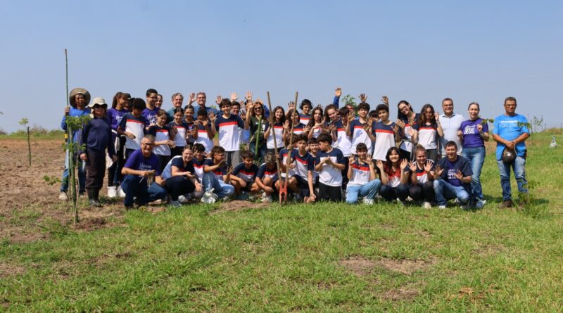 Dia da Árvore: alunos do Colégio Salesiano plantam 41 mudas no UniSALESIANO